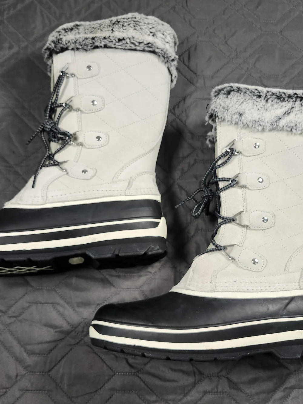 Khombu Emily Women's Winter Snow Boots light gray quilted black rubber shell 9M